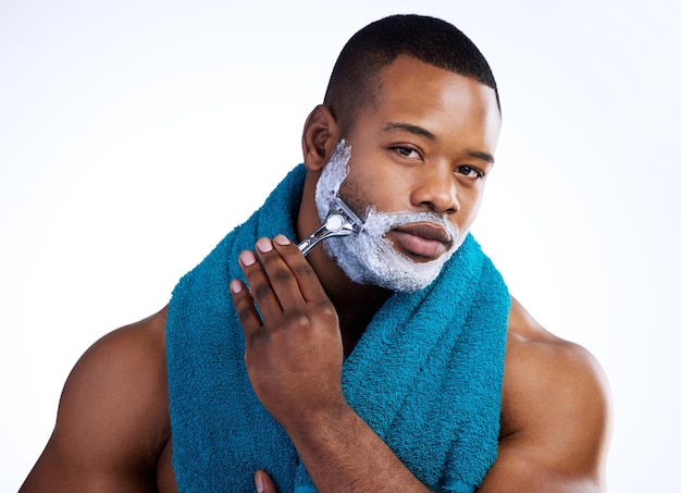 Время бриться Студийный портрет красивого молодого человека, бреющегося на белом фоне
