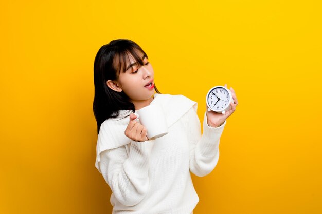 時間和睡眠 女人珍惜時間和睡眠 睡覺前提醒 複製空間黃色工作室攝影場景