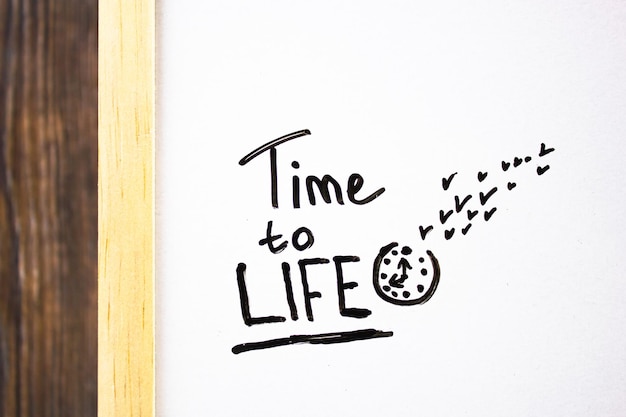 写真 ホワイト ボード上の黒いマーカーで time to life のテキスト時計と鳥と time to life のテキスト時間のはかなさの概念