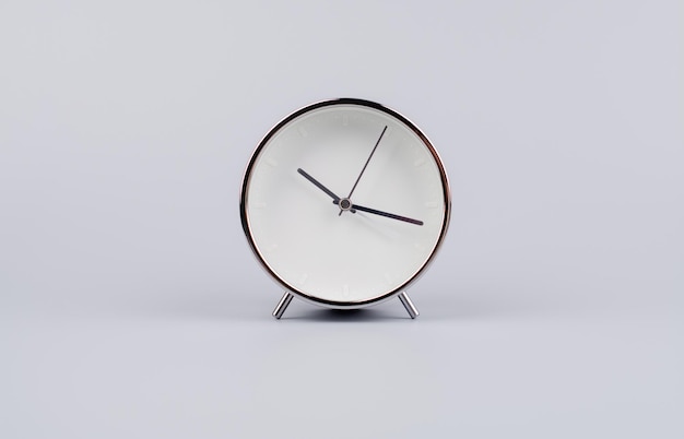 スタジオの近代的な目覚まし時計の写真