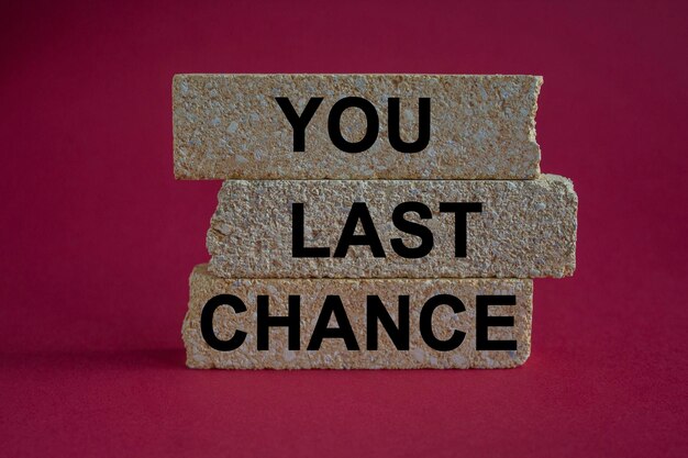 Время до вашего последнего шанса символ понятие слова Ваш последний шанс на кирпичных блоках на красном фоне