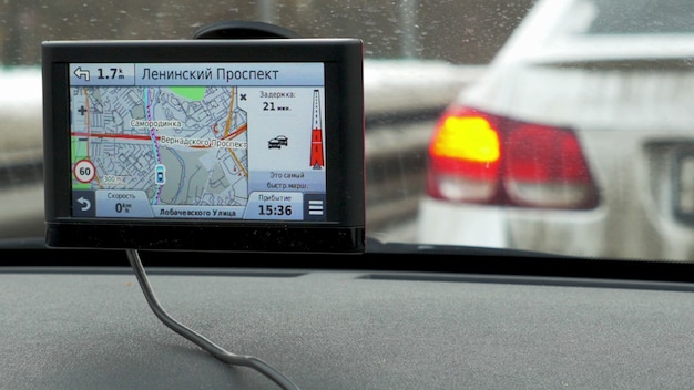 Foto timelapse dell'auto su stop gps in primo piano