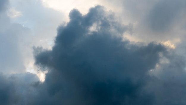 タイムラプスの動き黒い嵐の雲が空を覆っているハリケーンと雷の間に怖い黒い雲天気が雨を待っている