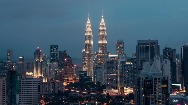 Timelapse della notte che cambia sera a kuala lumpur in malesia