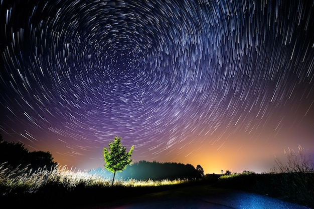 Timelapse-opname van de Melkweg over een prachtig landschap 's nachts