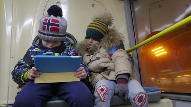 Timelapse van twee jongens met tabletcomputer in trolleybus