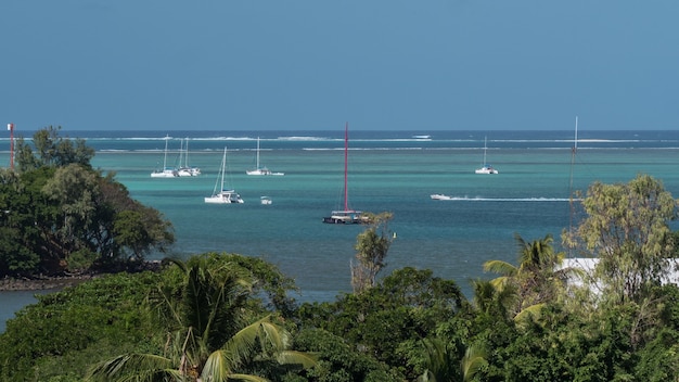 Timelapse van zeiljachten netjes langs de kustlijn van Mauritius