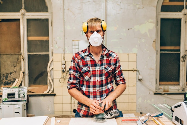 Timmerman aan het werk in zijn werkplaats