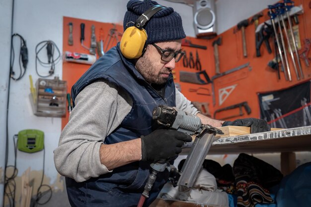 Foto timmerman aan het werk op zijn werkplek