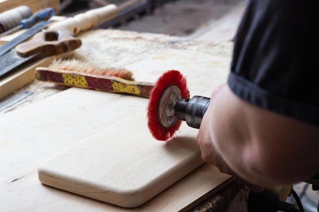 timmerman bezig met een stuk hout