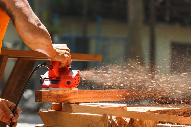 Timmerman die aan hout werkt