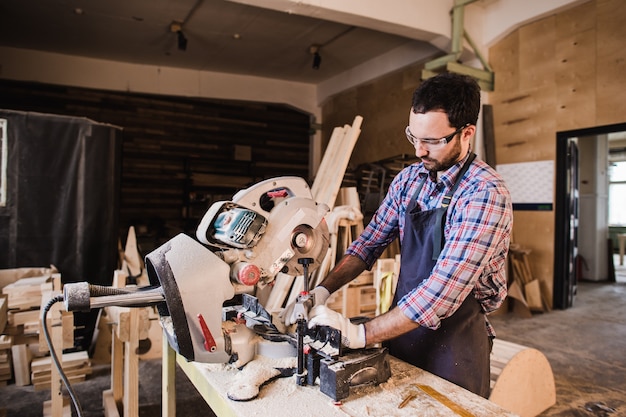 Timmerman die cirkelzaag voor hout op zijn workshop gebruikt