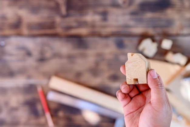 Timmerman die in timmerwerkwinkel werkt. Houtwerk voor het maken van meubels en interieurconcept. DIY hout voor decoratie.