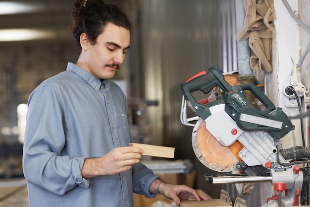 Timmerman die met hout werkt