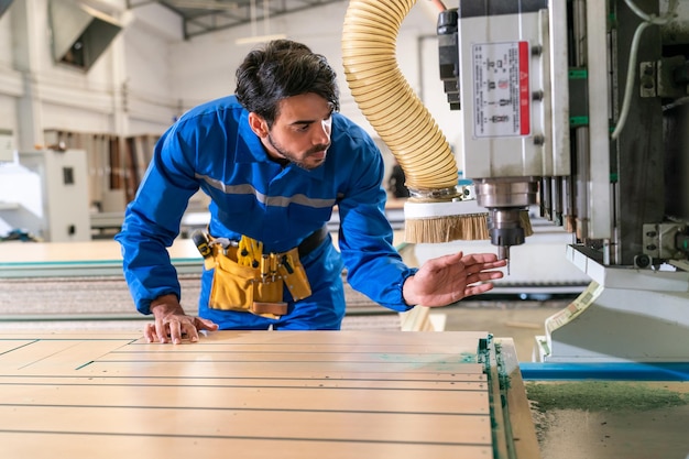 Timmerman die meubels maakt in werkplaats