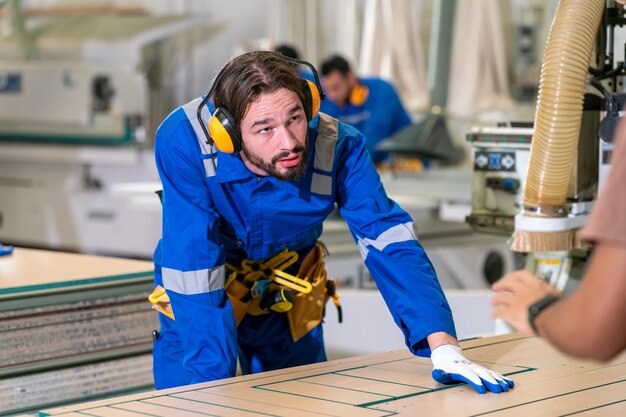 Timmerman die meubels maakt in werkplaats