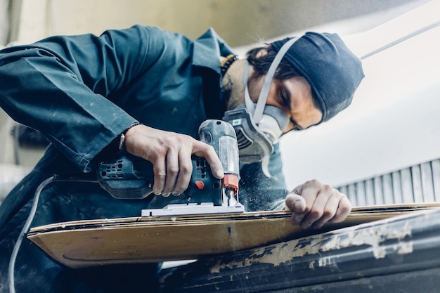 Timmerman die skateboarddecks maakt in zijn werkplaats