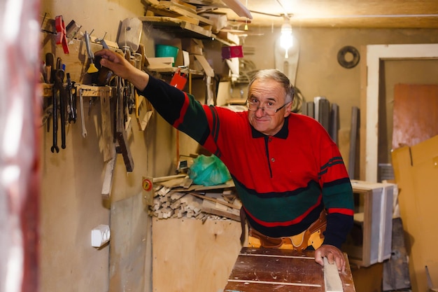 Timmerman doet zijn werk in timmerwerkplaats.