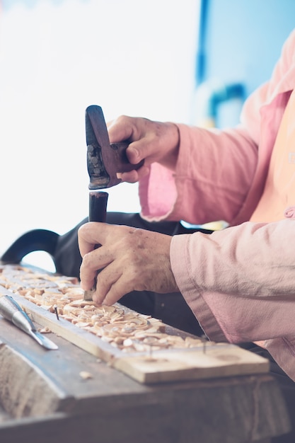 Timmerman gebruikt gesneden beitels, gesneden hout, gebruik het gereedschap