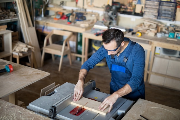 Timmerman Making Furniture in winkel