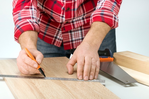 Timmerman meetplank voor de vervaardiging van de plank. Doe het zelf concept.