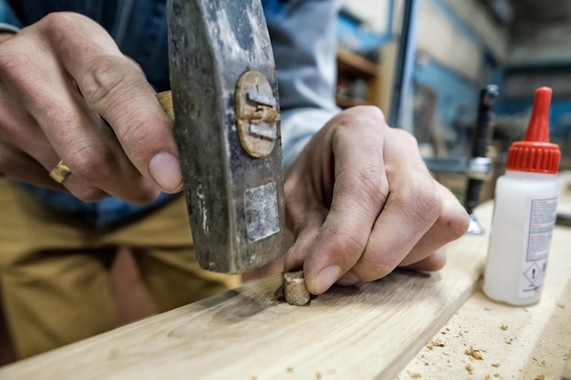 Timmerman met hamer en houten deuvel Close-up weergave