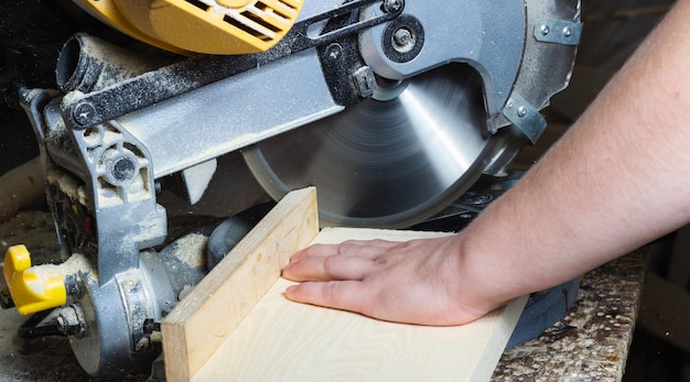 Timmerman verwerkt hout op een machine