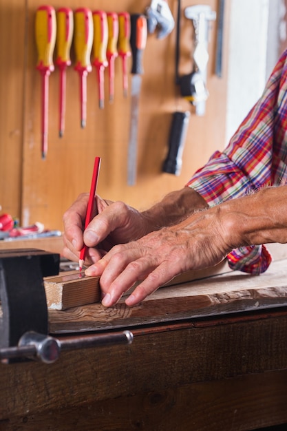 Timmerman werkt aan de werkbank schrijnwerkerij tools en houtwerk