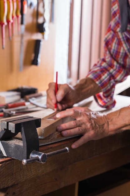 Timmerman werkt aan de werkbank schrijnwerkerij tools en houtwerk