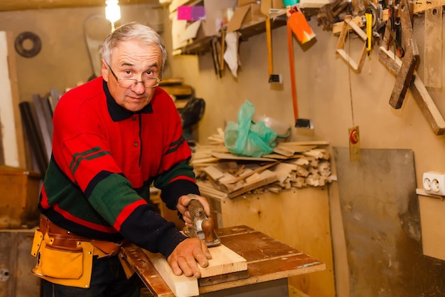 Timmerman werkt in een werkplaats voor de productie van vintage meubelen