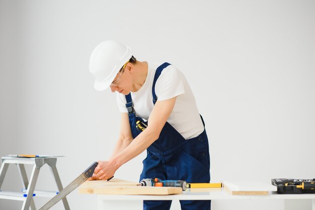 Timmerman wit bord zagen tijdens het renoveren van het appartement
