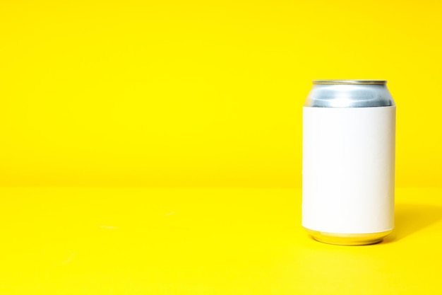 Photo tin can for drinks on a yellow background