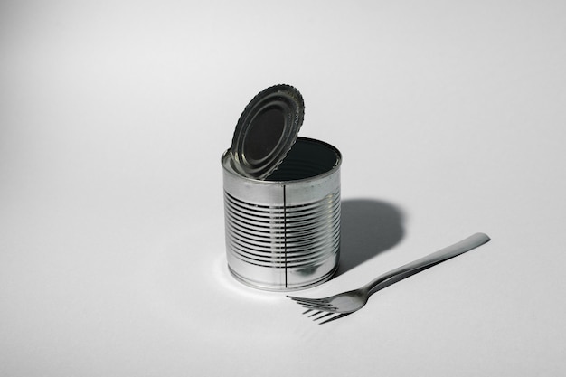 灰色の背景の食品用のブリキ缶