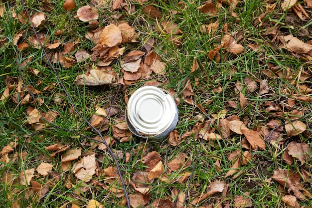 芝生の環境汚染のブリキ缶