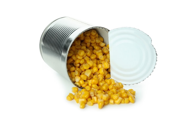 Олово консервированной кукурузы, изолированные на белом фоне