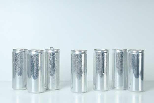 Photo tin cans for drinks on a white background