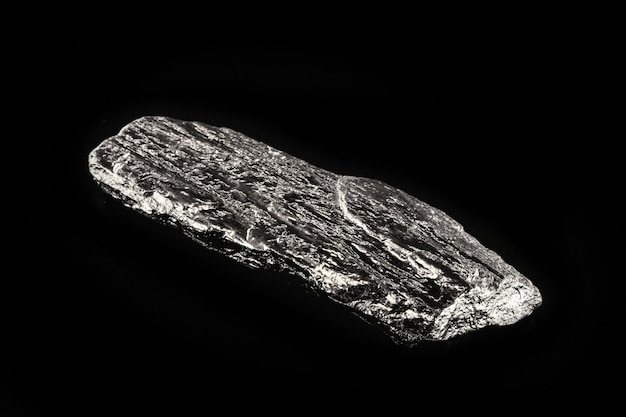 주석은 다른 금속을 코팅하고 부식으로부터 보호하는 데 사용되는 다양한 금속 합금을 생산하는 데 사용되는 순수한 주석 덩어리인 Sn 기호가 있는 화학 원소입니다.