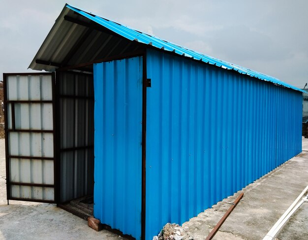 Foto tin schaduw gebouw tegen blauwe lucht