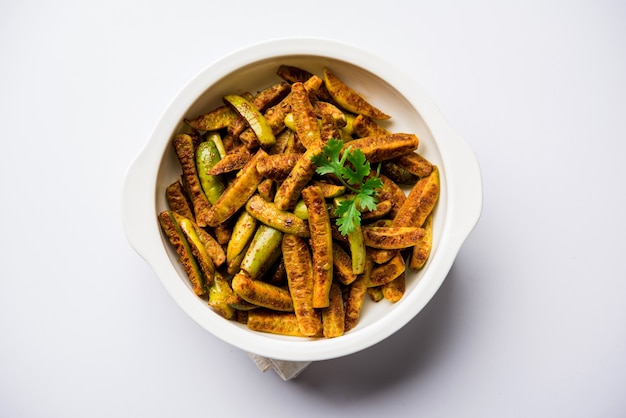 Tindora sabzi of tendli of tondli fry ook bekend als ivy gourd fry recept. selectieve focus