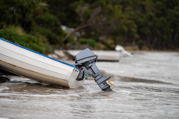 Tinny dinghy boot op een rivier in een nationaal park in de Australische bush Op het strand in de zomer