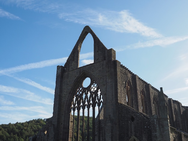 Photo tintern abbey (abaty tyndyrn) in tintern