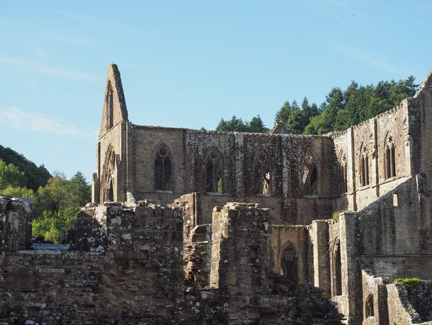 Photo tintern abbey (abaty tyndyrn) in tintern