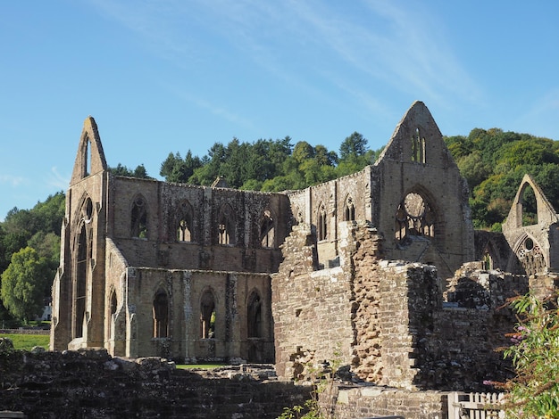 Photo tintern abbey (abaty tyndyrn) in tintern