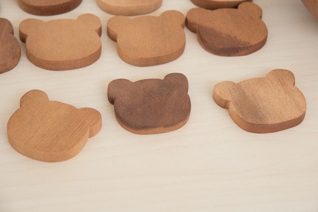 Photo tiny cute wooden unface bear tray on wooden table