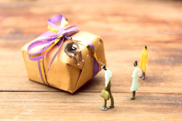 Photo tiny figure with gift box present concept of miniature figure macro photography