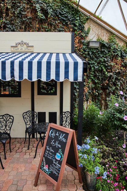 Фото Крошечное французское кафе устроили в американском ботаническом саду