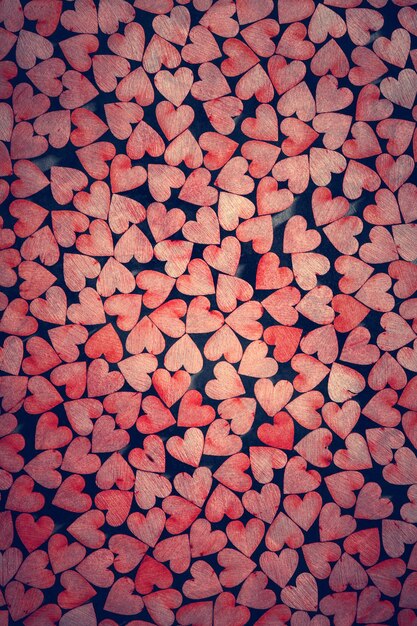 Photo tiny red hearts on dark background