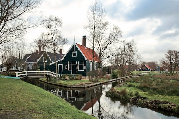 Фото Типичная голландская деревня заанстад. нидерланды, европа