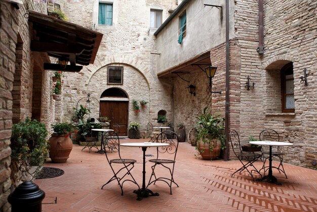 Foto tipico cortile toscano in italia