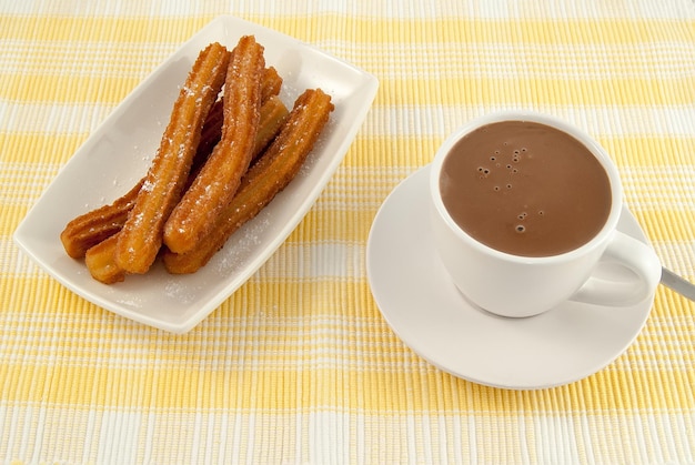 Tipico desayuno espanol chocolade met churros